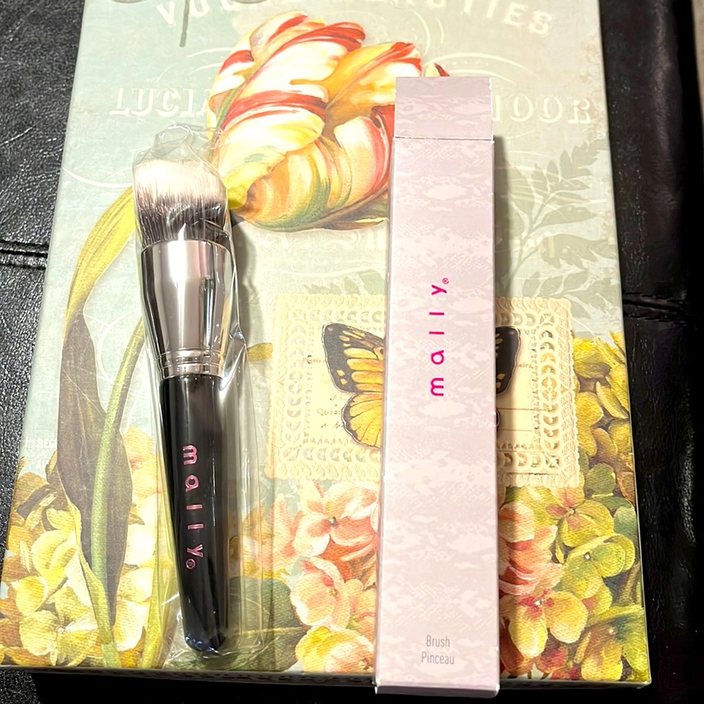 Mally Foundation Brush